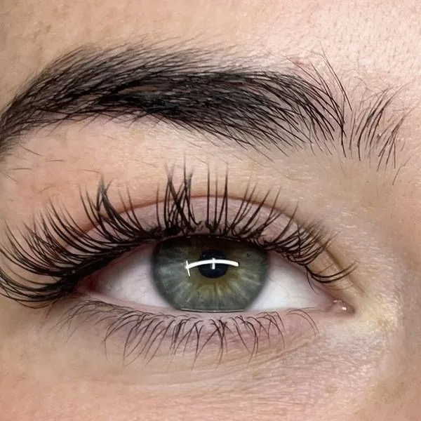 Fluffy volume lashes with a lifted curl