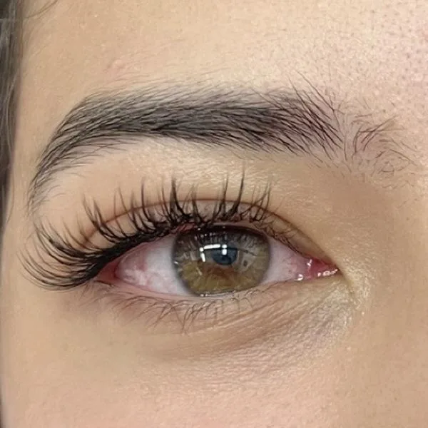 Natural hybrid eyelash extensions on hazel eyes